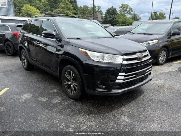 2018 Toyota Highlander LE Plus, VIN 5TDBZRFH1JS883847 — Normal wear