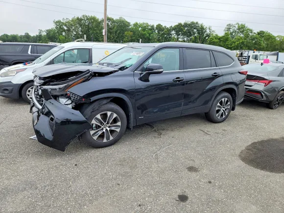 2026 Toyota Highlander Hybrid XLE, VIN 5TDKBRCH0TS702197 — Front end