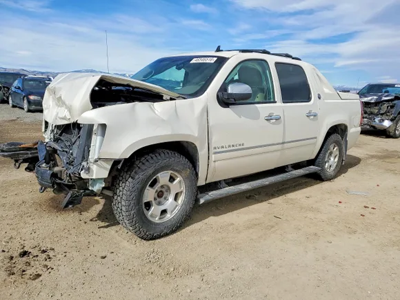 2013 Chevrolet Avalanche LTZ, VIN 3GNTKGE71DG255013 — Front end