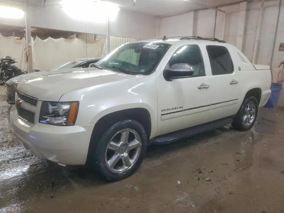 2013 Chevrolet Avalanche LTZ, VIN 3GNTKGE76DG376944 — Rear end