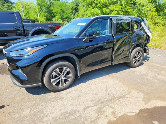2026 Toyota Highlander XLE, VIN 5TDKDRBH5TS604200 — Rear end