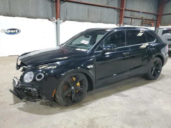 2018 Bentley Bentayga Signature, VIN SJAAC4ZV1JC023032 — Front end
