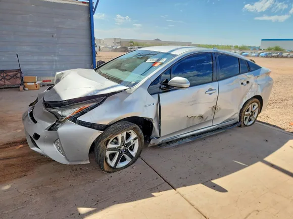 2018 Toyota Prius Four Touring, VIN JTDKARFU5J3551271 — Front end