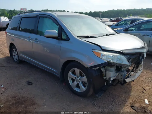 2015 Toyota Sienna LE, VIN 5TDKK3DC2FS557281 — Front end