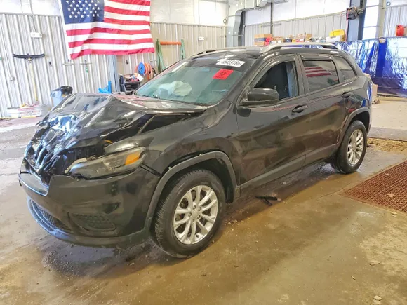 2020 Jeep Cherokee Latitude, VIN 1C4PJMCB2LD576136 — Front end