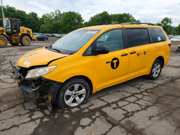2016 Toyota Sienna LE, VIN 5TDKK3DC6GS763284 — Front end