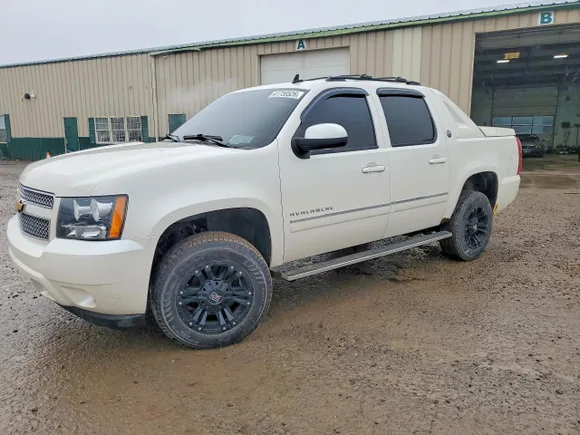 2013 Chevrolet Avalanche LTZ, VIN 3GNTKGE77DG152081 — Undercarriage