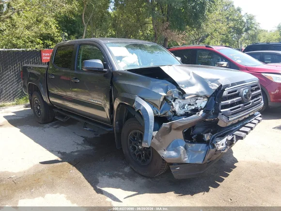 2019 Toyota Tacoma TRD Sport, VIN 3TMCZ5AN3KM267286 — Front end