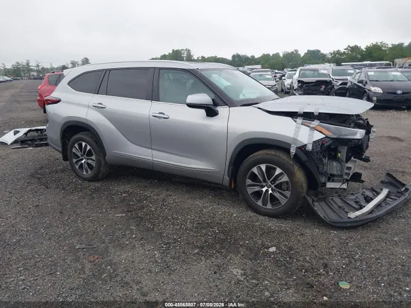 2024 Toyota Highlander Platinum, VIN 5TDKDRBH0RS532847 — Front end
