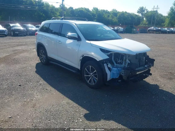 2019 Toyota Highlander XLE, VIN 5TDJZRFH2KS625267 — Side