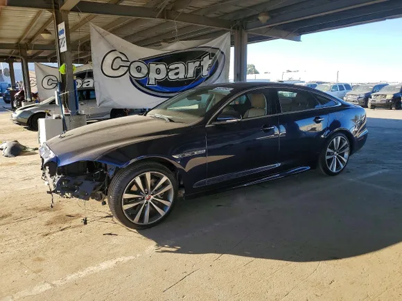 2018 Jaguar XJ R-Sport, VIN SAJWA1C72J8W17409 — Front end