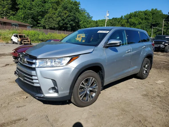 2018 Toyota Highlander LE Plus, VIN 5TDBZRFH6JS888011 — Front end