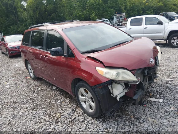 2014 Toyota Sienna LE, VIN 5TDKK3DC6ES491137 — Front end