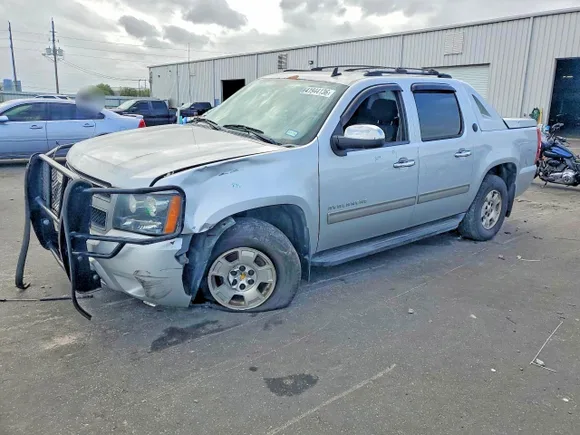 2013 Chevrolet Avalanche LS, VIN 3GNMCEE05DG231015 — Front end