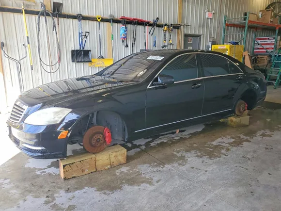 2010 Mercedes-Benz S 550, VIN WDDNG8GB7AA288270 — Undercarriage