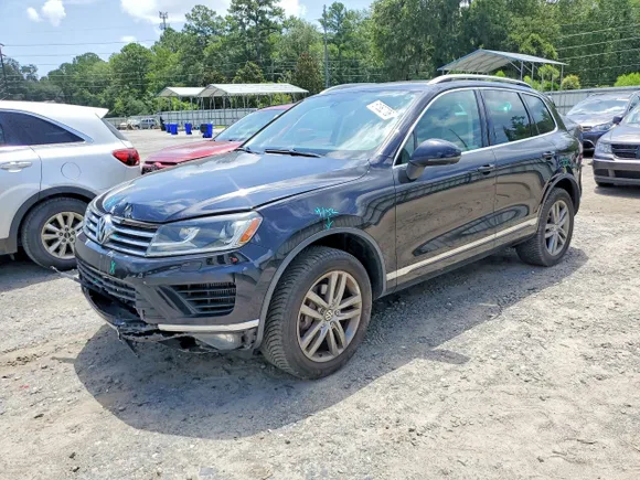2015 Volkswagen Touareg Sport, VIN WVGEP9BP8FD006853 — Front end