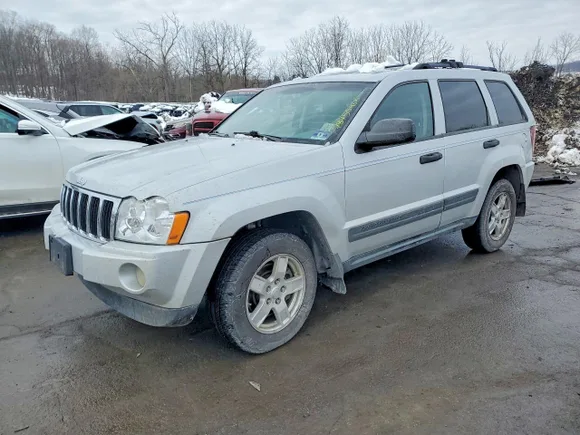 2005 Jeep Grand Cherokee Laredo, VIN 1J8GR48KX5C573942 — Minor dents and scratches