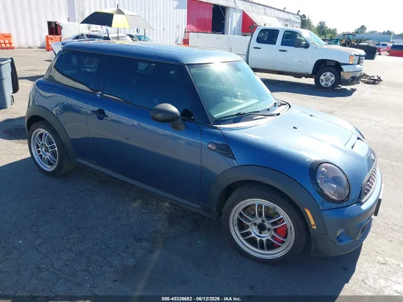 2011 MINI Hardtop, VIN WMWSV9C5XBTZ96993 — Rear end