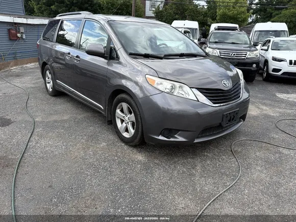 2017 Toyota Sienna LE, VIN 5TDKZ3DC8HS792654 — Normal wear