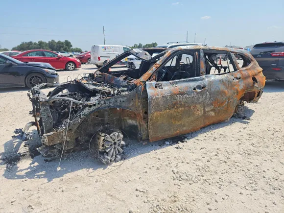 2021 Toyota Highlander Platinum, VIN 5TDFZRAH6MS039428 — Burn