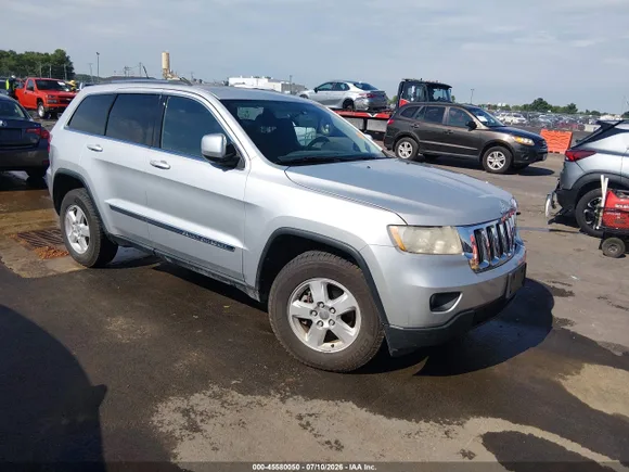 2013 Jeep Grand Cherokee Laredo, VIN 1C4RJFAG7DC548455 — Front end