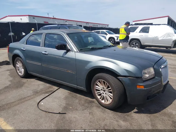 2005 Chrysler 300 Touring, VIN 2C3JA53G05H108620 — Side