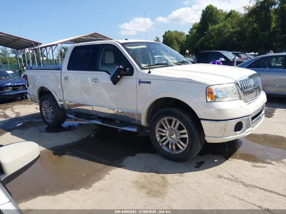 2007 Lincoln Mark LT, VIN 5LTPW18547FJ11674 — Front end