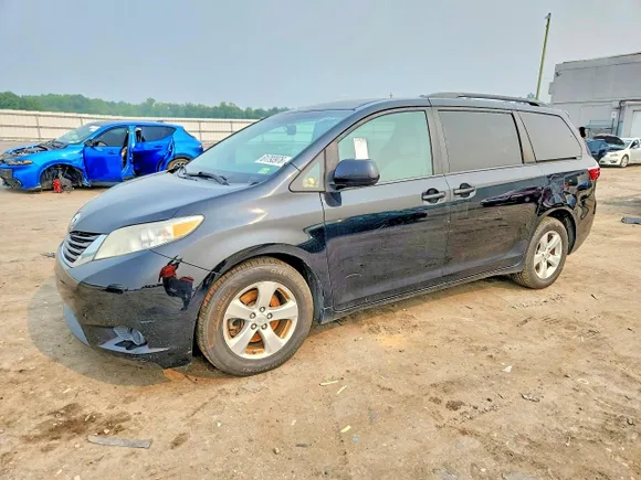 2017 Toyota Sienna LE, VIN 5TDKZ3DC3HS822658 — Side