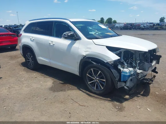 2018 Toyota Highlander SE, VIN 5TDKZRFH2JS536382 — Front end