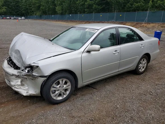 2004 Toyota Camry LE, VIN 4T1BF32K04U068851 — Front end