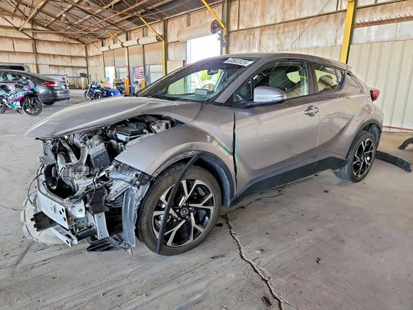 2019 Toyota C-HR XLE, VIN JTNKHMBXXK1047984 — Front end