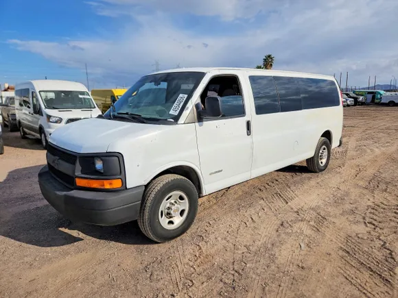 2004 Chevrolet Express Passenger, VIN 1GAHG39U241212459 — Minor dents and scratches