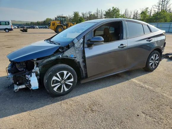 2017 Toyota Prius Premium, VIN JTDKARFP2H3003099 — Front end