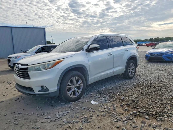 2015 Toyota Highlander XLE, VIN 5TDKKRFH2FS100854 — Minor dents and scratches