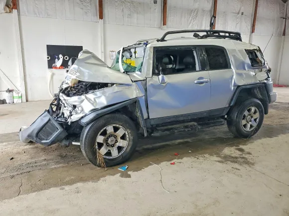 2008 Toyota FJ Cruiser, VIN JTEBU11F68K037992 — Front end