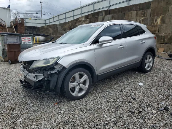 2016 Lincoln MKC Premier, VIN 5LMCJ1C97GUJ00859 — Front end