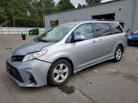 2018 Toyota Sienna LE, VIN 5TDKZ3DC5JS958117 — Front end