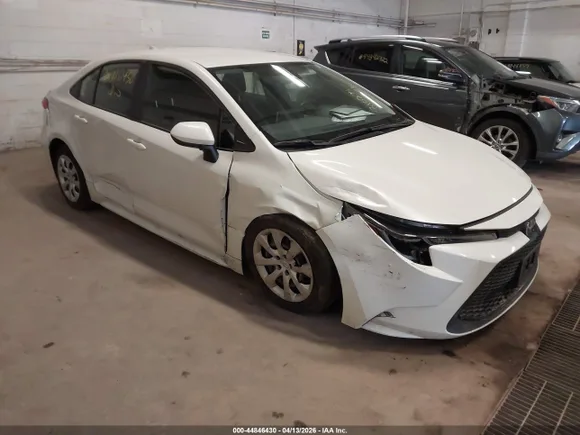 2021 Toyota Corolla LE, VIN JTDEPMAEXMJ180252 — Front end