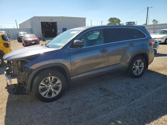 2015 Toyota Highlander LE, VIN 5TDBKRFH1FS073890 — Front end