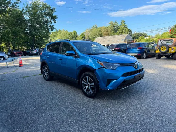 2017 Toyota RAV4 XLE, VIN JTMRFREV2HJ168047 — Minor dents and scratches