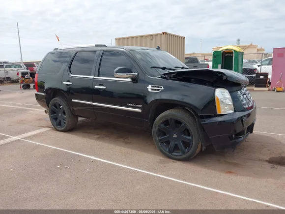 2011 Cadillac Escalade, VIN 1GYS3AEF6BR134801 — Front end