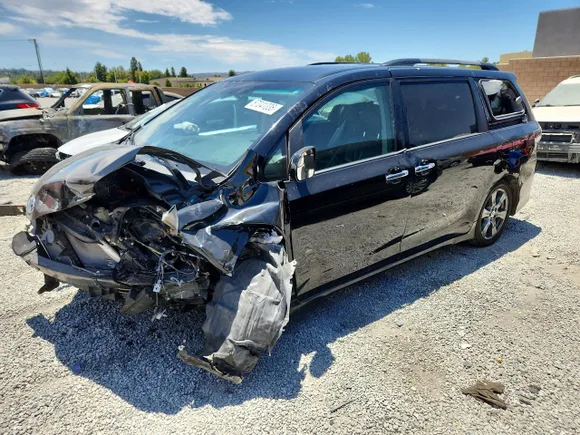 2017 Toyota Sienna SE, VIN 5TDXZ3DC8HS777853 — Front end