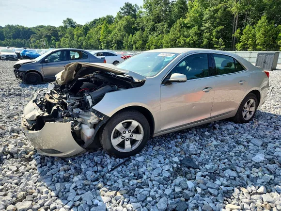 2016 Chevrolet Malibu LT, VIN 1G11C5SA7GF168152 — Front end