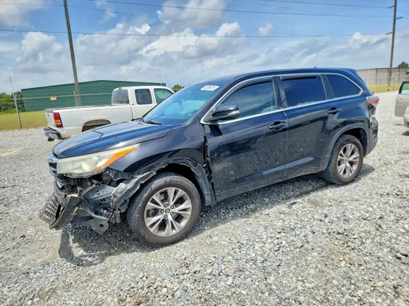 2016 Toyota Highlander LE Plus, VIN 5TDZKRFH6GS120976 — Front end