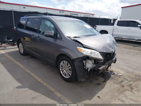 2017 Toyota Sienna XLE, VIN 5TDYZ3DC8HS815585 — Front end