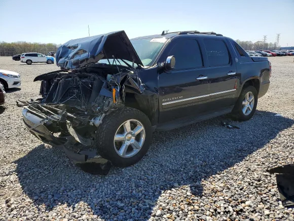 2013 Chevrolet Avalanche LTZ, VIN 3GNTKGE70DG337265 — Front end