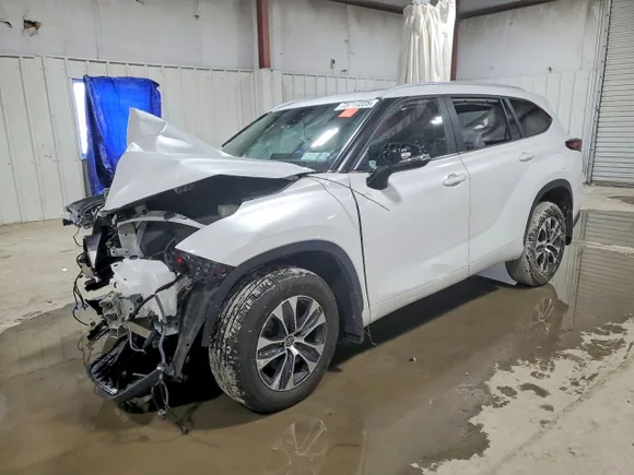 2024 Toyota Highlander XLE, VIN 5TDKDRBH5RS573670 — Front end