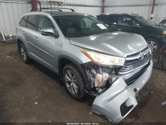 2015 Toyota Highlander XLE, VIN 5TDJKRFH5FS208011 — Front end