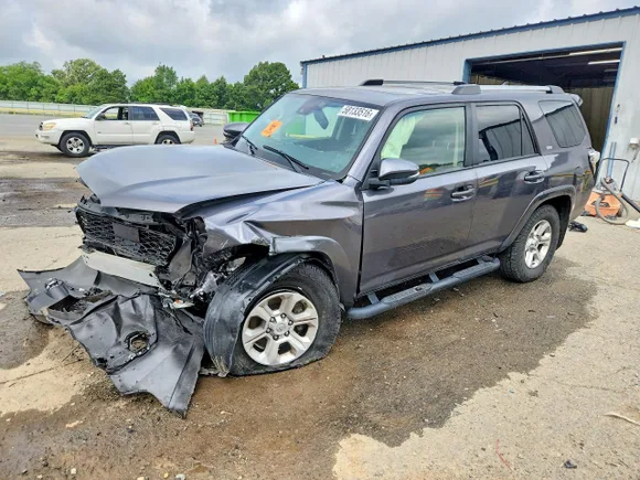 2022 Toyota 4Runner SR5 Premium, VIN JTEFU5JR3N5252372 — Front end
