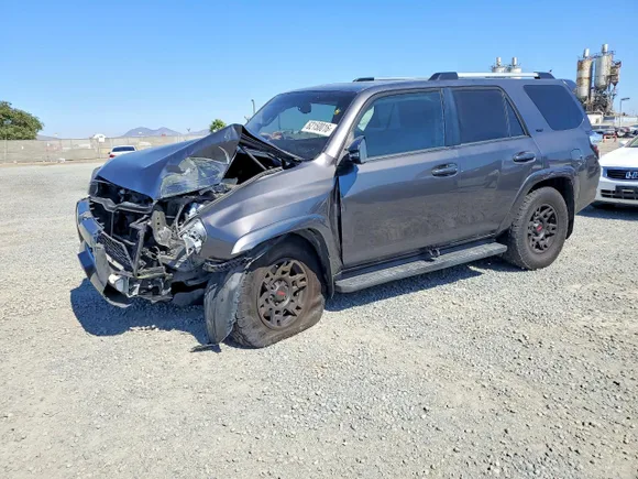 2019 Toyota 4Runner SR5 Premium, VIN JTEZU5JR5K5207359 — Front end